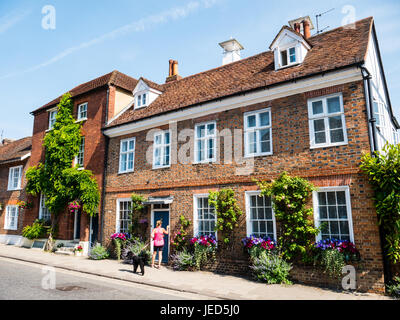 Luxus-Haus mit Blumen, neue Straße, Henley-on-Thames, Oxfordshire, England Stockfoto
