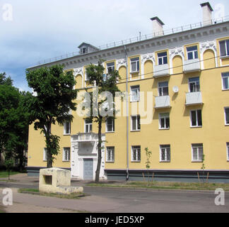 Alten sowjetischen Haus nach der Modernisierung der Fassade, schöne Zufahrt zum Haus Stockfoto