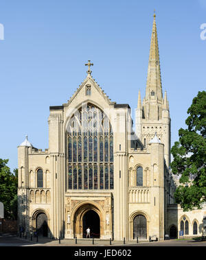 Westfassade und Haupteingang an der Norman gebaut (11. Jahrhundert n. Chr.) christlichen Domkirche in Norwich, Norfolk, England. Stockfoto