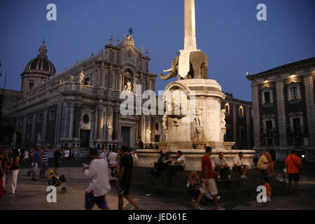 Italien, Sizilien, Catania, Altstadt, Dom Tu ganze, Elefanten Denkmal, Tourist, Dämmerung, Südeuropa, Insel, Kirche, Kathedrale, Struktur, Architektur, Denkmal, Elefant, Elefanten Brunnen, Obelisk, Ort von Interesse, Person, Reiseziel, Tourismus, Stockfoto