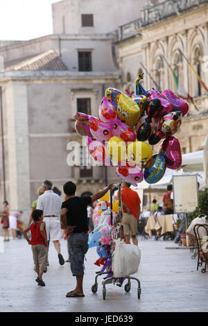 Italien, Sizilien, Insel Ortygia, Syrakus, Altstadt, Domplatz, Mann, Vertrieb, Ballons, kein Model-Release, Südeuropa, Siracusa, Stadt, Quadrat, Domplatz, Straßencafés, Händler, Straßenhändler, Straßenverkäufer, Ballon-Verkäufer, Einzelhandel, Reiseziel, Tourismus, Stockfoto