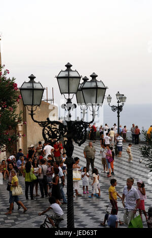 Italien, Sizilien, Taormina, Old Town, Piazza del Duomo, Schar von Menschen, Südeuropa, Domplatz, Tourist, Person, Kontaktstelle, Club, Kandelaber, Straßenlaternen, Reiseziel, Tourismus, Stockfoto