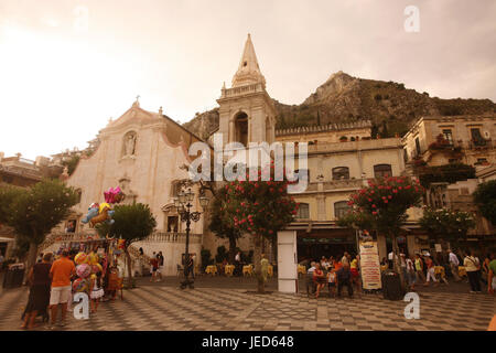 Italien, Sizilien, Taormina, Old Town, Piazza del Duomo, Touristen, Südeuropa, Domplatz, Kathedrale, Kirche, Quadrat, Person, Kandelaber, Straßenlaterne, Ort von Interesse, Reiseziel, Tourismus, Sonnenuntergang, Stockfoto