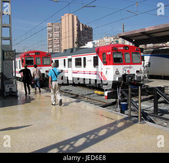 21. Oktober. S-Bahnen sind am Bahnhof stationiert. Alicante, Spanien - 21.10.2013 Stockfoto