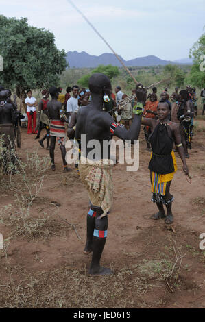 Mann, Frau, Ritual, Peitsche, "Jumping des Stieres" Zeremonie, Stamm Hamar, Omotal, Südäthiopien Stockfoto