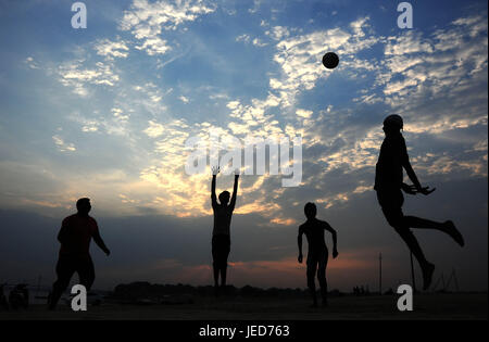 Allahabad, Uttar Pradesh, Indien. 23. Juni 2017. Indische Jugend spielen Bollyball Sangam, dem Zusammenfluss von Ganges und Yamuna mythologischen Saraswati, während des Sonnenuntergangs in Allahabad. Bildnachweis: Prabhat Kumar Verma/ZUMA Draht/Alamy Live-Nachrichten Stockfoto