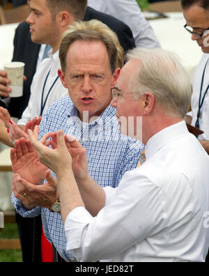 Washington, uns. 22. Juni 2017. Vereinigte Staaten Senator Pat Toomey (Republikanische von Pennsylvania), links und US Secretary Of Health And Human Services Tom Price, Recht, sprechen Sie und applaudieren Sie wie uns Präsident Donald J. Trump und Präsidentengattin Melania Trump Gastgeber der jährlichen Kongress Picknick auf dem South Lawn des weißen Hauses in Washington, DC auf Donnerstag, 22. Juni 2017. Bildnachweis: Dpa picture Alliance/Alamy Live News Stockfoto