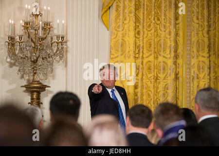 Washington, USA. 23. Juni 2017. Präsident Donald J Trump unterschreibt der Veterans Affairs Rechenschaftspflicht und Whistleblower Protection Act von 2017 im Weißen Haus. Bildnachweis: Patsy Lynch/Alamy Live-Nachrichten Stockfoto