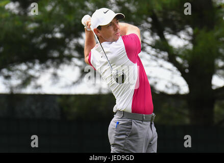 Cromwell, USA. Freitag, 23. Juni 2017: Rory McIlroy Abschlag auf das 9. Loch in der zweiten Runde dem Reisenden Golf Championship TPC River Highlands in Cromwell, Connecticut. Bildnachweis: Cal Sport Media/Alamy Live-Nachrichten Stockfoto