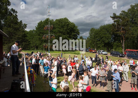 Åländischen Schären, Ostsee, Finnland, 23. Juni 2017 Mittsommer in der nordischen Region. Menschen weiterhin die Tradition vieler Jahrhunderte an diesem Feiertag in der nordischen Region durch Aufstellen von Mittsommer Pole (Maibaumkraxeln), singen Lieder und traditionelle Tänze. Im Bild: Mehrere hundert nehmen Teil in einem altmodischen Lotterie, nachdem die Mittsommer-Pole in Pålsböle in Finström ausgelöst wird. Foto: Rob Watkins/Alamy Live-Nachrichten Stockfoto