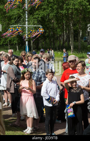 Åländischen Schären, Ostsee, Finnland, 23. Juni 2017 Mittsommer in der nordischen Region. Menschen weiterhin die Tradition vieler Jahrhunderte an diesem Feiertag in der nordischen Region durch Aufstellen von Mittsommer Pole (Maibaumkraxeln), singen Lieder und traditionelle Tänze. Im Bild: Mehrere hundert nehmen Teil in einem altmodischen Lotterie, nachdem die Mittsommer-Pole in Pålsböle in Finström ausgelöst wird. Foto: Rob Watkins/Alamy Live-Nachrichten Stockfoto