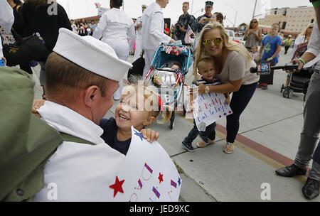 San Diego, CA, USA. 23. Juni 2017. Seemann Brian Propp, links, ruft einen herzlichen Gruß aus seiner Familie, besonders meine Tochter Savannah Propp, 3. Der Flugzeugträger USS Carl Vinson (CVN-70), kamen am Naval Air Station North Island Freitagmorgen nach einem fünf Monate Einsatz in den westlichen Pazifik. Während der Bereitstellung führte die Streik-Gruppe mit der Republik von Korea (ROK) Marine und Japan Maritime Self-Defense Forces. Bildnachweis: John Gastaldo/ZUMA Draht/Alamy Live-Nachrichten Stockfoto