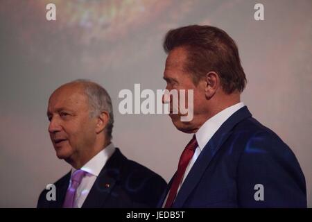 Paris, Frankreich. 23. Juni 2017. Arnold Schwarzenegger und Laurent Fabius, präsentiert den Dokumentarfilm "Wunder des Meeres", produziert von Arnold Schwarzenegger und Francois Montello, Regie: Jean-Michel Cousteau und Jean-Jacques Montello, mit Unterstützung der R20, Di Caprio Fondation und Green Cross, Paris, Frankreich-Credit: Ania Freindorf/Alamy Live News Stockfoto