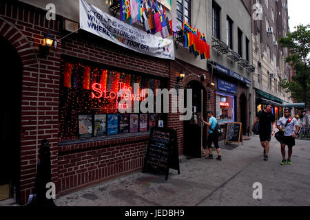 New York, USA. 23. Juni 2017. Das Stonewall Inn in New Yorks Greenwich Village, wo die Gay-Pride-Bewegung nach einer Serie von Demonstrationen in Beantwortung einer Razzia von der Bar im Jahr 1969 geboren.  Menschen sind auf der Website, jetzt ein nationales Denkmal, Beflockung, wie Gay-Pride-Veranstaltungen im Gange an diesem Wochenende auch am Sonntag-Pride-Parade in New York City bekommen. Bildnachweis: Adam Stoltman/Alamy Live-Nachrichten Stockfoto