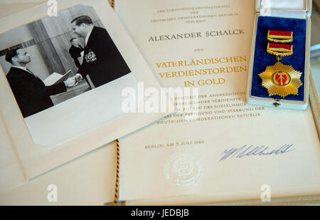 Hamburg, Deutschland. 23. Juni 2017. Vaterländischer Verdienstorden der A. Schalck-Golodkowski-Golodkowski mit seinem Zertifikat bei einem Auktionshaus in Hamburg, Germany, 23. Juni 2017 zu sehen. Ein Teil des Nachlasses von der ehemaligen DDR-Devisenhändler und SED wirtschaftliche Fuctionary Schalck-Golodkowski-Golodkowski wird am 24. Juni 2017 versteigert. Foto: Axel Heimken/Dpa/Alamy Live News Stockfoto