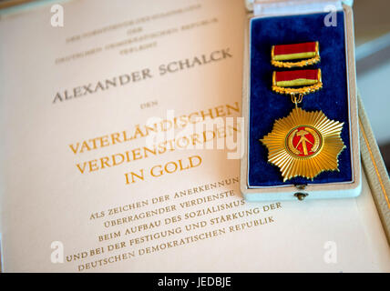 Hamburg, Deutschland. 23. Juni 2017. Vaterländischer Verdienstorden der A. Schalck-Golodkowski-Golodkowski mit seinem Zertifikat bei einem Auktionshaus in Hamburg, Germany, 23. Juni 2017 zu sehen. Ein Teil des Nachlasses von der ehemaligen DDR-Devisenhändler und SED wirtschaftliche Fuctionary Schalck-Golodkowski-Golodkowski wird am 24. Juni 2017 versteigert. Foto: Axel Heimken/Dpa/Alamy Live News Stockfoto