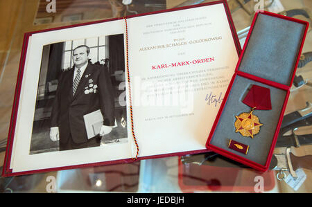 Hamburg, Deutschland. 23. Juni 2017. Vaterländischer Verdienstorden der A. Schalck-Golodkowski-Golodkowski mit seinem Zertifikat und ein Bild bei einem Auktionshaus in Hamburg, Germany, 23. Juni 2017 zu sehen. Ein Teil des Nachlasses von der ehemaligen DDR-Devisenhändler und SED wirtschaftliche Fuctionary Schalck-Golodkowski-Golodkowski wird am 24. Juni 2017 versteigert. Foto: Axel Heimken/Dpa/Alamy Live News Stockfoto