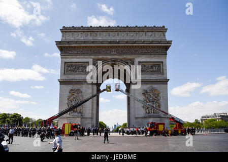 Paris. 23. Juni 2017. Feuerwehrleute und Feuerwehrautos sind gesammelt unter dem Triumphbogen gesehen Bogen in Erinnerung an die nationale Feuerwehrleute Tag die am 23. und 24. Juni in Paris, Frankreich am 23. Juni 2017 fällt. Bildnachweis: Chen Yichen/Xinhua/Alamy Live-Nachrichten Stockfoto