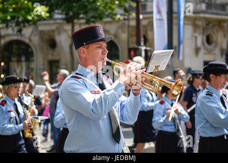 Paris. 23. Juni 2017. Feuerwehr Marsch entlang der Avenue Champs Elysees in Richtung der Triumphal Bogen in Erinnerung an die nationale Feuerwehrleute Tag die am 23. und 24. Juni in Paris, Frankreich am 23. Juni 2017 fällt. Bildnachweis: Chen Yichen/Xinhua/Alamy Live-Nachrichten Stockfoto