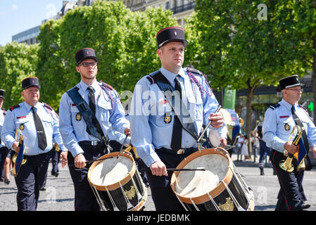 Paris. 23. Juni 2017. Feuerwehr Marsch entlang der Avenue Champs Elysees in Richtung der Triumphal Bogen in Erinnerung an die nationale Feuerwehrleute Tag die am 23. und 24. Juni in Paris, Frankreich am 23. Juni 2017 fällt. Bildnachweis: Chen Yichen/Xinhua/Alamy Live-Nachrichten Stockfoto