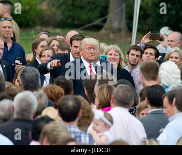 US-Präsident Donald J. Trump ist umgeben von Gästen, als er bereitet die Seil-Linie als er und Präsidentengattin Melania Trump Gastgeber der jährlichen Kongress Picknick auf dem South Lawn des weißen Hauses in Washington, DC an Donnerstag, 22. Juni 2017 arbeiten. Bildnachweis: Ron Sachs/CNP /MediaPunch Stockfoto