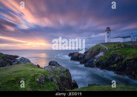 Donegal, Irland. 24. Juni 2017. Sonnenaufgang über dem Fanad Head Lighthouse Donegal Irland Credit: John Potter/Alamy Live-Nachrichten