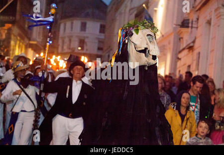 Penzance, Cornwall, UK 23. Juni 2017. Schlange tanzen in den Straßen mit Steckenpferd, Penglaz und Feuerwerk Herold das Mittsommerfest Mazey Tag in Cornwall. Foto: Mike Newman/AlamyLiveNews Stockfoto