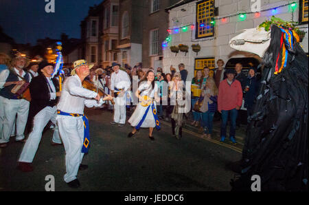 Penzance, Cornwall, UK 23. Juni 2017. Schlange tanzen in den Straßen mit Steckenpferd, Penglaz und Feuerwerk Herold das Mittsommerfest Mazey Tag in Cornwall. Foto: Mike Newman/AlamyLiveNews Stockfoto