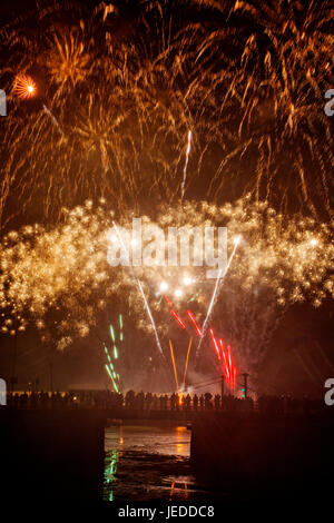 Penzance, Cornwall, UK 23. Juni 2017. Schlange tanzen in den Straßen mit Steckenpferd, Penglaz und Feuerwerk Herold das Mittsommerfest Mazey Tag in Cornwall. Foto: Mike Newman/AlamyLiveNews Stockfoto