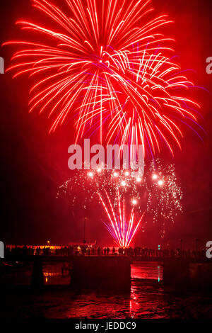 Penzance, Cornwall, UK 23. Juni 2017. Schlange tanzen in den Straßen mit Steckenpferd, Penglaz und Feuerwerk Herold das Mittsommerfest Mazey Tag in Cornwall. Foto: Mike Newman/AlamyLiveNews Stockfoto