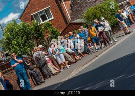 Upton auf Severn, UK. 24. Juni 2017. Kundenansturm um die Fastnacht Stil jazz Parade am 24. Juni 2017 zu sehen. Bildnachweis: Jim Holz/Alamy Live-Nachrichten Stockfoto