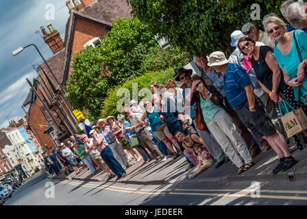 Upton auf Severn, UK. 24. Juni 2017. Kundenansturm um die Fastnacht Stil jazz Parade am 24. Juni 2017 zu sehen. Bildnachweis: Jim Holz/Alamy Live-Nachrichten Stockfoto