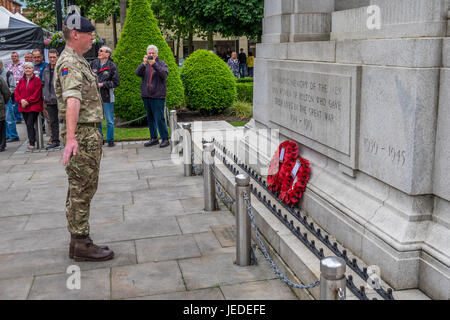 Bolton, Greater Manchester, England, UK 24. Juni 2017. Armed Forces Day gefeiert in Bolton Stadtzentrum mit drei der vorhandenen Kräfte, Armee-Marine und Luftwaffe, die Marine erhöht den Standard kurz vor 11:00 Uhr.  Die Gruppen alle Martched in Position auf die Ankunft des Vikars von Bolton, Bolton Bürgermeister und andere Würdenträger, sie alle standen auf der Rathaus Treppe wo der Pfarrer von Bolton ein kleines Service zum Gedenken an die Todesopfer in verschiedenen Konflikten auf der ganzen Welt dirigierte. Bildnachweis: Mike Hesp/Alamy Live-Nachrichten Stockfoto