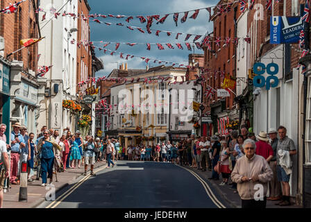 Upton auf Severn, UK. 24. Juni 2017. Kundenansturm um die Fastnacht Stil jazz Parade am 24. Juni 2017 zu sehen. Bildnachweis: Jim Holz/Alamy Live-Nachrichten Stockfoto