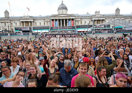 London, UK. 24. Juni 2017. Menschenmassen beobachten Live-West End Theater Schaufenster, Trafalgar Square, London, Credit: Paul Brown/Alamy Live News Stockfoto