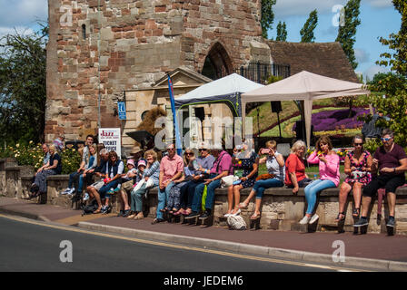 Upton auf Severn, UK. 24. Juni 2017. Kundenansturm um die Fastnacht Stil jazz Parade am 24. Juni 2017 zu sehen. Bildnachweis: Jim Holz/Alamy Live-Nachrichten Stockfoto