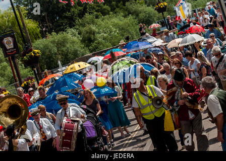 Upton auf Severn, UK. 24. Juni 2017. Kundenansturm um die Fastnacht Stil jazz Parade am 24. Juni 2017 zu sehen. Bildnachweis: Jim Holz/Alamy Live-Nachrichten Stockfoto