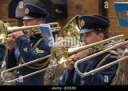 Northampton Town Centre. U.k. 24. Juni 2017, Armed Forces Day Parade. Menschenmengen versammeln, um die Parade durch die Innenstadt zu sehen. Führt die Parade (begonnene bei 1045) ist in diesem Jahr die RAF Marching Band. Sie werden gefolgt von den 118 Recovery Firma (REME), die Ausübung ihres Rechts der Gemeinde und feiert 50 Jahre Sitz in Northampton. Bildnachweis: Keith J Smith. / Alamy Live News Stockfoto