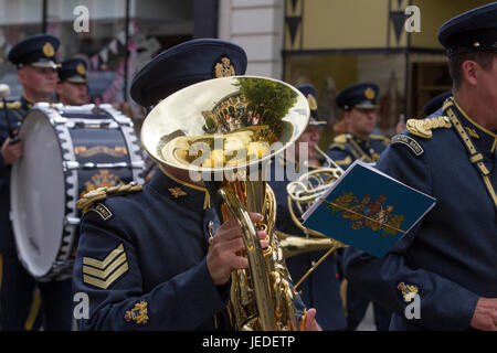 Northampton Town Centre. U.k. 24. Juni 2017, Armed Forces Day Parade. Menschenmengen versammeln, um die Parade durch die Innenstadt zu sehen. Führt die Parade (begonnene bei 1045) ist in diesem Jahr die RAF Marching Band. Sie werden gefolgt von den 118 Recovery Firma (REME), die Ausübung ihres Rechts der Gemeinde und feiert 50 Jahre Sitz in Northampton. Bildnachweis: Keith J Smith. / Alamy Live News Stockfoto