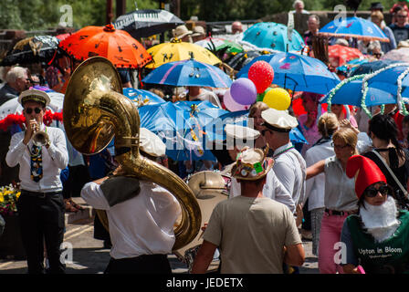 Upton auf Severn, UK. 24. Juni 2017. Kundenansturm um die Fastnacht Stil jazz Parade am 24. Juni 2017 zu sehen. Bildnachweis: Jim Holz/Alamy Live-Nachrichten Stockfoto