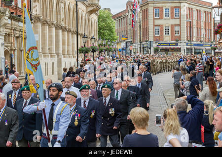 Northampton Town Centre. U.k. 24. Juni 2017, Armed Forces Day Parade. Menschenmengen versammeln, um die Parade durch die Innenstadt zu sehen. Führt die Parade (begonnene bei 1045) ist in diesem Jahr die RAF Marching Band. Sie werden gefolgt von den 118 Recovery Firma (REME), die Ausübung ihres Rechts der Gemeinde und feiert 50 Jahre Sitz in Northampton. Bildnachweis: Keith J Smith. / Alamy Live News Stockfoto