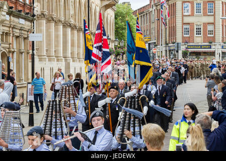 Northampton Town Centre. U.k. 24. Juni 2017, Armed Forces Day Parade. Menschenmengen versammeln, um die Parade durch die Innenstadt zu sehen. Führt die Parade (begonnene bei 1045) ist in diesem Jahr die RAF Marching Band. Sie werden gefolgt von den 118 Recovery Firma (REME), die Ausübung ihres Rechts der Gemeinde und feiert 50 Jahre Sitz in Northampton. Bildnachweis: Keith J Smith. / Alamy Live News Stockfoto