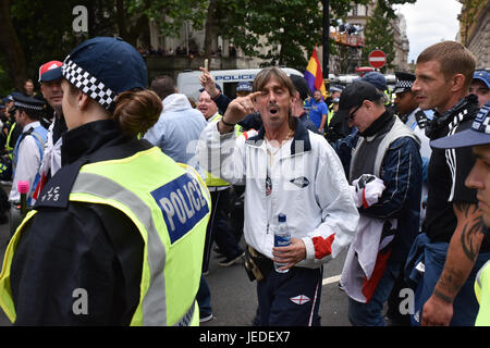 Westminster, London, UK. 24. Juni 2017. Die EDL-März im Zentrum von London ist stark gegen einen Zähler-Demo durch die UAF überwacht. Bildnachweis: Matthew Chattle/Alamy Live-Nachrichten Stockfoto