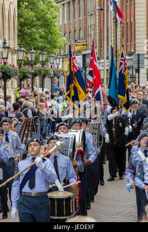 Northampton Town Centre. U.k. 24. Juni 2017, Armed Forces Day Parade. Menschenmengen versammeln, um die Parade durch die Innenstadt zu sehen. Führt die Parade (begonnene bei 1045) ist in diesem Jahr die RAF Marching Band. Sie werden gefolgt von den 118 Recovery Firma (REME), die Ausübung ihres Rechts der Gemeinde und feiert 50 Jahre Sitz in Northampton. Bildnachweis: Keith J Smith. / Alamy Live News Stockfoto