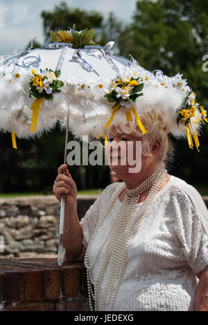 Upton auf Severn, UK. 24. Juni 2017. Kundenansturm um die Fastnacht Stil jazz Parade am 24. Juni 2017 zu sehen. Bildnachweis: Jim Holz/Alamy Live-Nachrichten Stockfoto