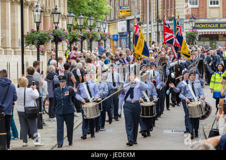 Northampton Town Centre. U.k. 24. Juni 2017, Armed Forces Day Parade. Menschenmengen versammeln, um die Parade durch die Innenstadt zu sehen. Führt die Parade (begonnene bei 1045) ist in diesem Jahr die RAF Marching Band. Sie werden gefolgt von den 118 Recovery Firma (REME), die Ausübung ihres Rechts der Gemeinde und feiert 50 Jahre Sitz in Northampton. Bildnachweis: Keith J Smith. / Alamy Live News Stockfoto