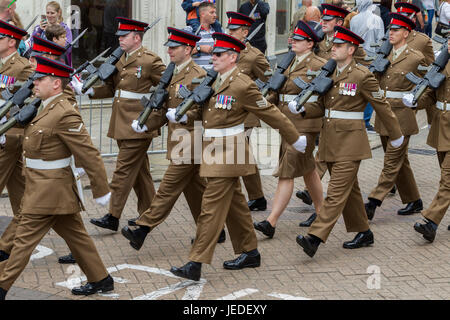 Northampton Town Centre. U.k. 24. Juni 2017, Armed Forces Day Parade. Menschenmengen versammeln, um die Parade durch die Innenstadt zu sehen. Führt die Parade (begonnene bei 1045) ist in diesem Jahr die RAF Marching Band. Sie werden gefolgt von den 118 Recovery Firma (REME), die Ausübung ihres Rechts der Gemeinde und feiert 50 Jahre Sitz in Northampton. Bildnachweis: Keith J Smith. / Alamy Live News Stockfoto