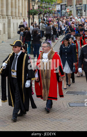 Northampton Town Centre. U.k. 24. Juni 2017, Armed Forces Day Parade. Menschenmengen versammeln, um die Parade durch die Innenstadt zu sehen. Führt die Parade (begonnene bei 1045) ist in diesem Jahr die RAF Marching Band. Sie werden gefolgt von den 118 Recovery Firma (REME), die Ausübung ihres Rechts der Gemeinde und feiert 50 Jahre Sitz in Northampton. Bildnachweis: Keith J Smith. / Alamy Live News Stockfoto