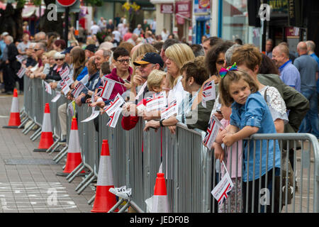 Northampton Town Centre. U.k. 24. Juni 2017, Armed Forces Day Parade. Menschenmengen versammeln, um die Parade durch die Innenstadt zu sehen. Führt die Parade (begonnene bei 1045) ist in diesem Jahr die RAF Marching Band. Sie werden gefolgt von den 118 Recovery Firma (REME), die Ausübung ihres Rechts der Gemeinde und feiert 50 Jahre Sitz in Northampton. Bildnachweis: Keith J Smith. / Alamy Live News Stockfoto