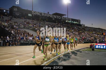 Sacramento, CA. 23. Juni 2017. Frauen 5000-Meter-Läufer kommen in abbiegen einer während der USATF Außenbahn und Feld Meisterschaft 2.Tag Hornet Stadion Sacramento, CA. Thurman James/CSM/Alamy Live News Stockfoto